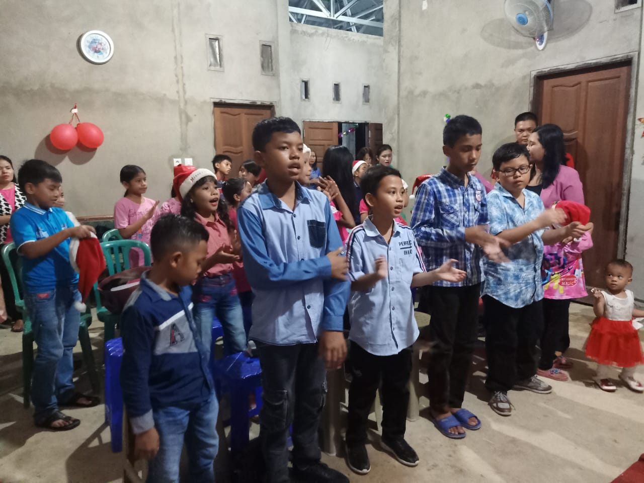 Anak-anak jamaat gereja menghadiri peribadatan di rumah pendeta Roy.